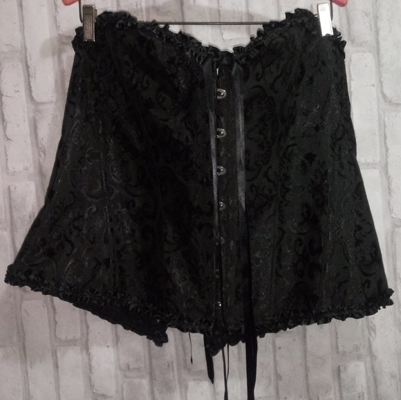 Elegant, black strapless jaquard satin corset with ruffled trim - Picture 12 of 14